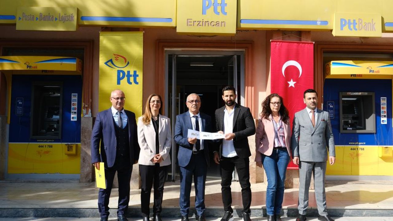 Erzincan PTT'de 183'ncü müşteriye sürpriz hediye verildi