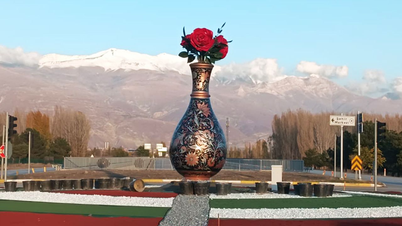 Erzincan’ın kültürel mirası bakır sürahi, Terzibaba-Çağlayan kavşağında yerini aldı