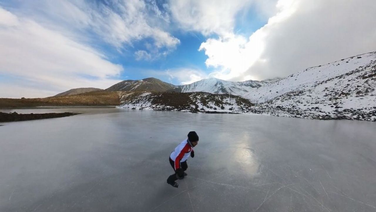 Erzincan’da bulunan Yedi Göller’de buz paten keyfi