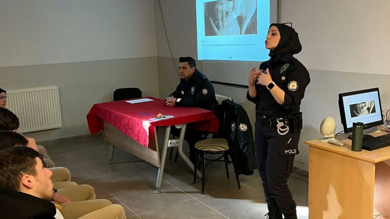 Polisten çocuklara ve gençlere bilgilendirme