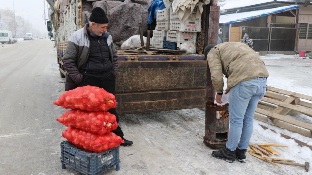 Erzincan'daki soğuklar pazar esnafına soba yaktırdı