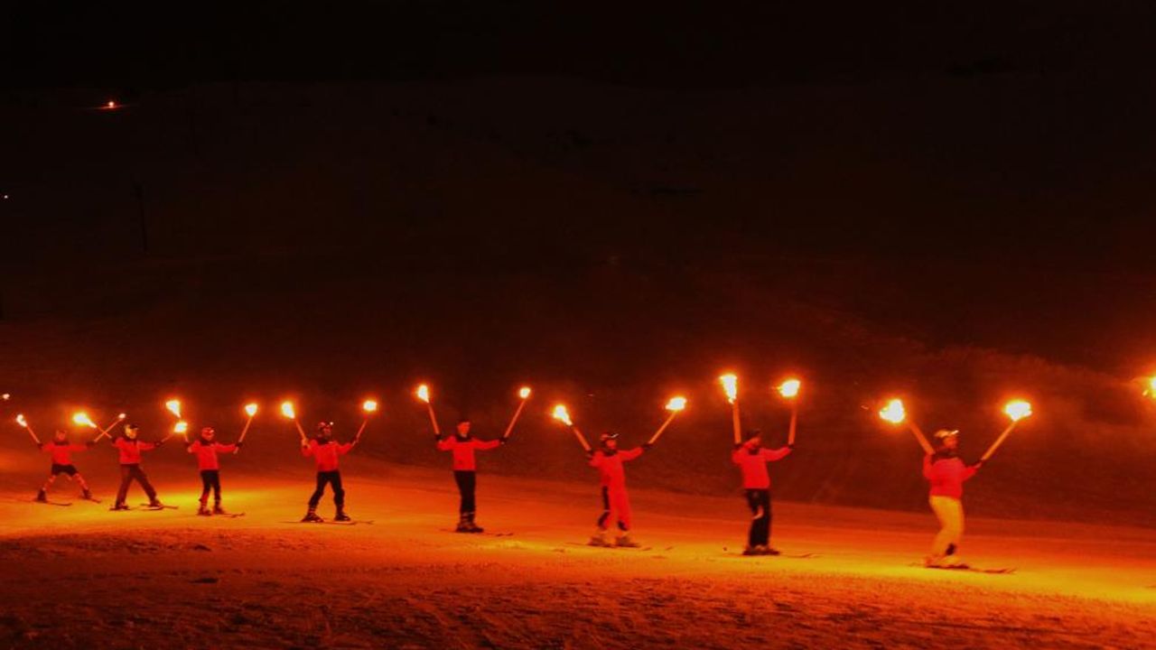 Bitlis'te büyüleyici meşaleli kar festivali