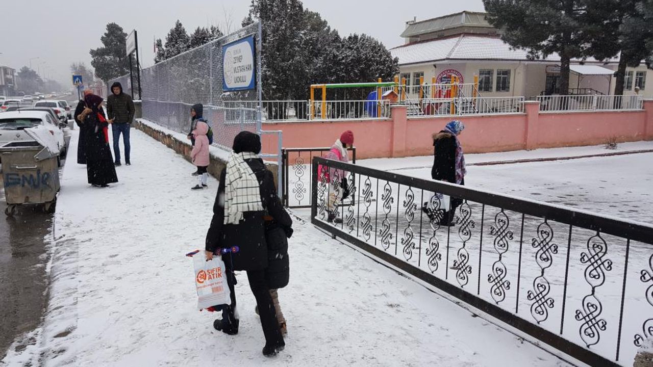 Erzincan'da okul yolunu tutan öğrencilere kar sevinci