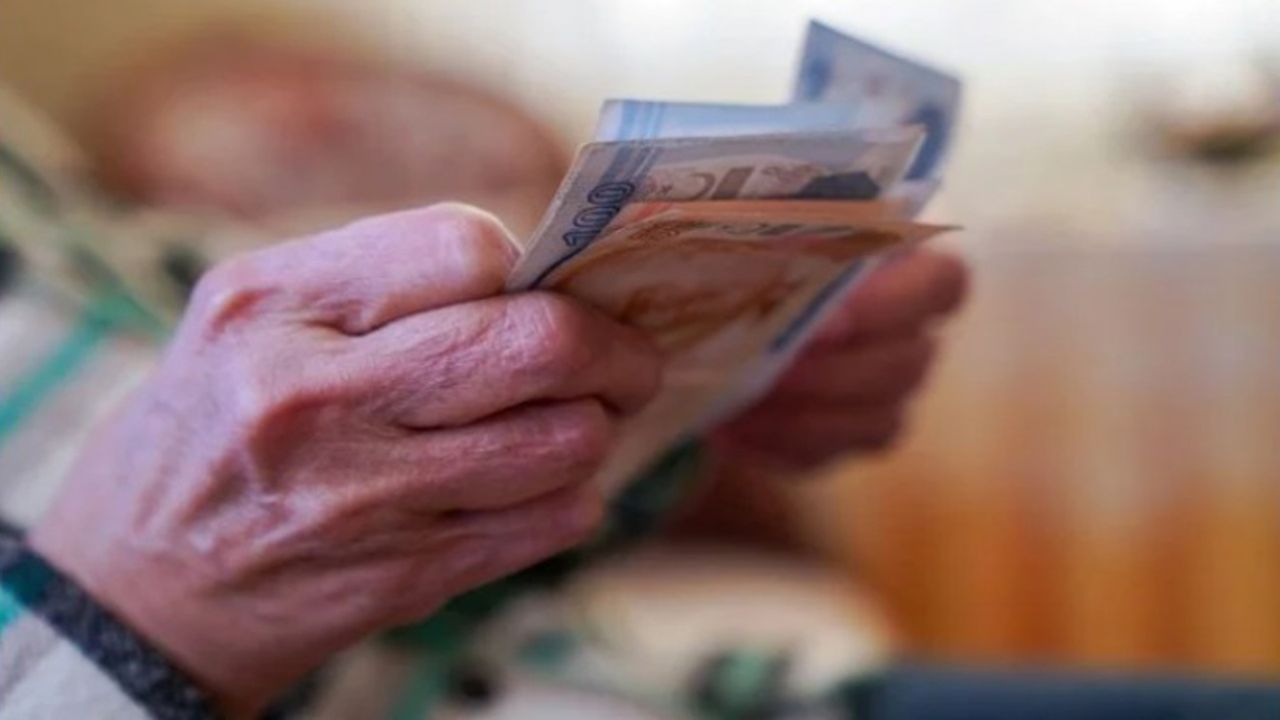 Emekli maaşı zam farkı ödemeleri hesaplara yatmaya başladı!