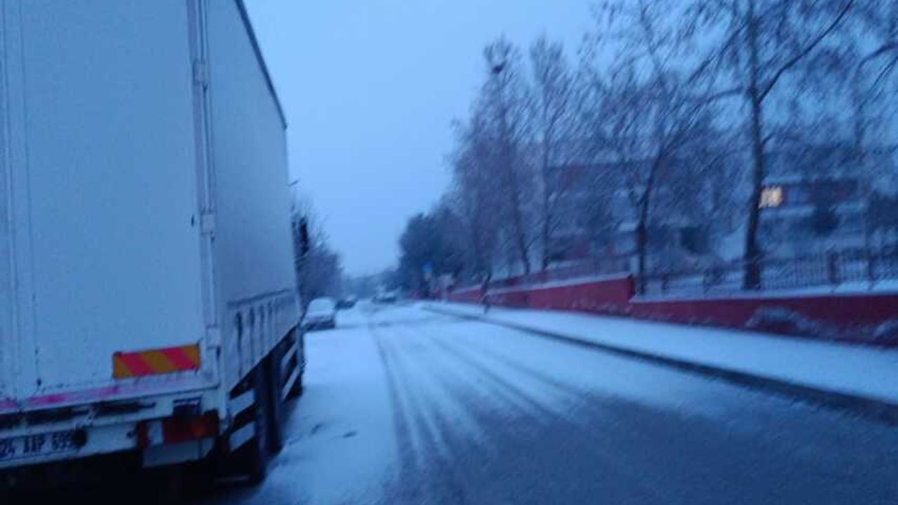 Erzincan güne karla uyandı! Meteoroloji’den uyarı çığ tehlikesi var