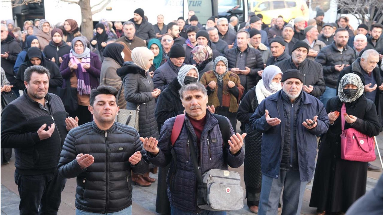 Erzincan’da umre yolcuları dualar eşliğinde yola çıktılar