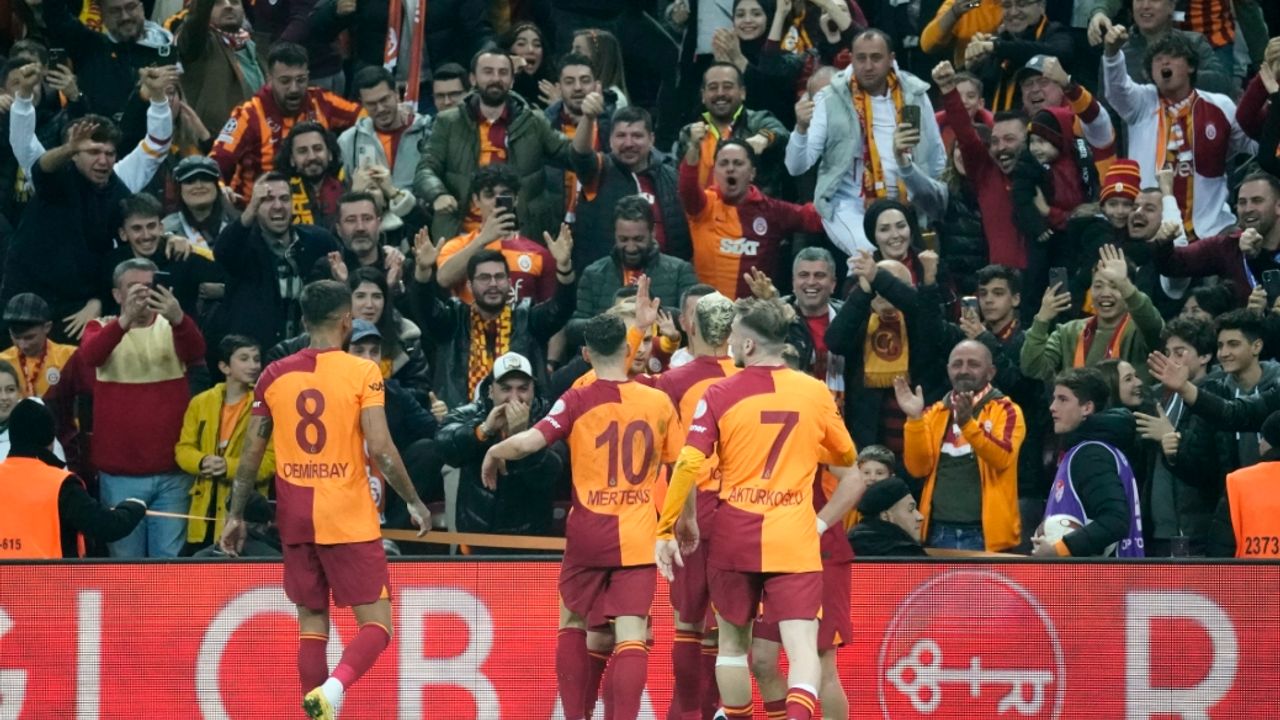 Galatasaray evinde  kükredi!