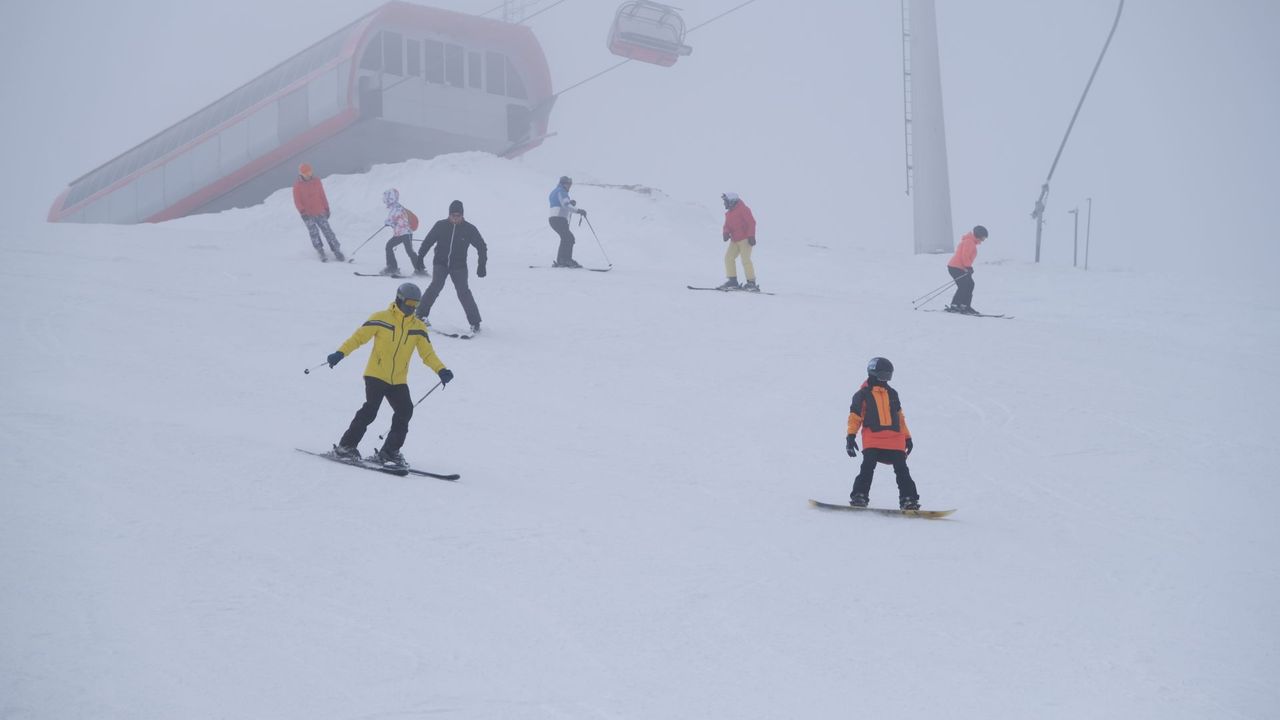 Ergan Dağı'nda sis altında Kayak keyfi: bulutların üzerinde bir macera