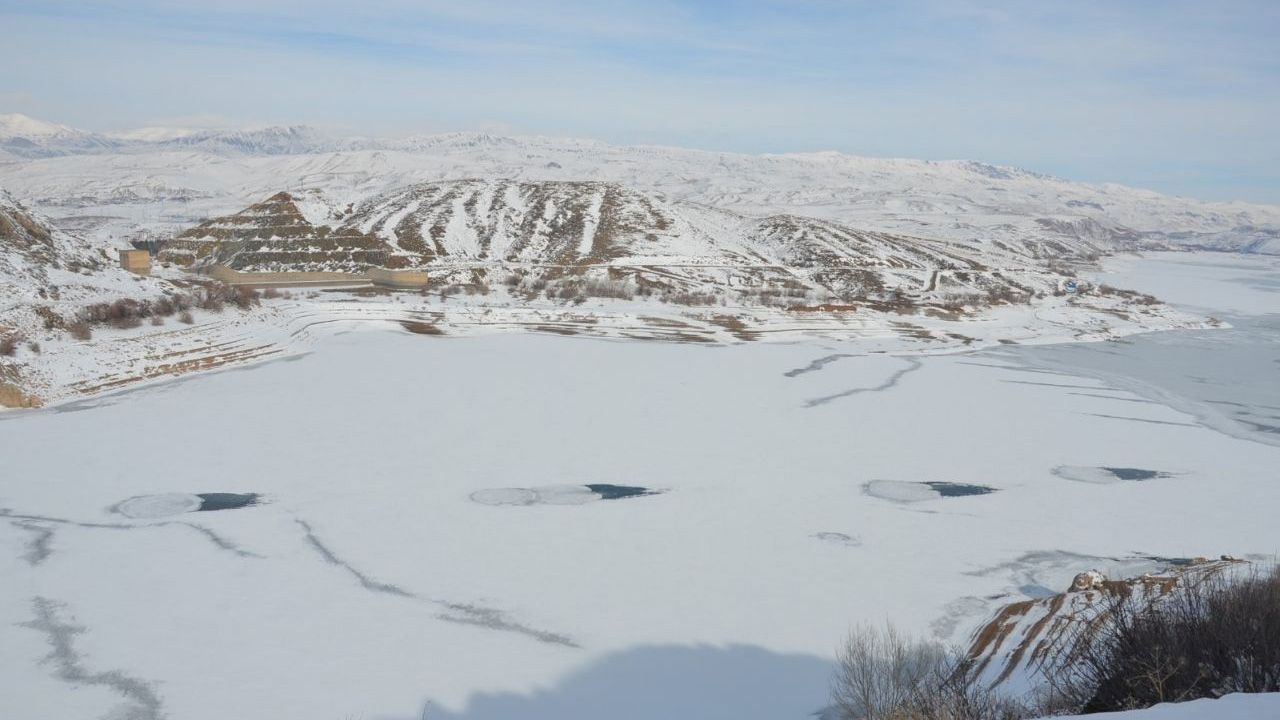 Tercan Baraj Gölü buz tuttu