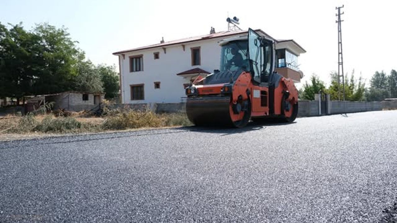 Erzincan'da asfalt serim çalışmaları tam gaz devam ediyor