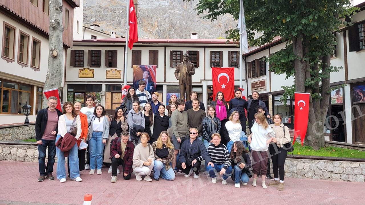 3 ülkeden Erzincan’a gelen öğrenciler Kemaliye’yi gezdi