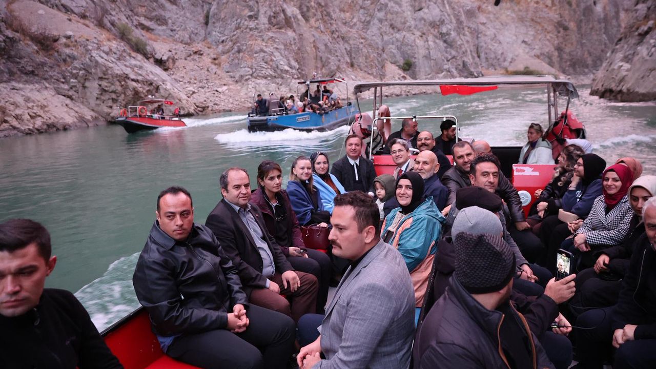 Vali Aydoğdu Karanlık Kanyon’da tekne turunda...