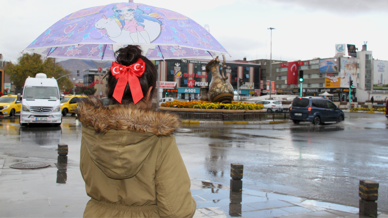 Erzincan’da Cumhuriyet Bayramı’na Sağanak Yağmur Eşlik Etti