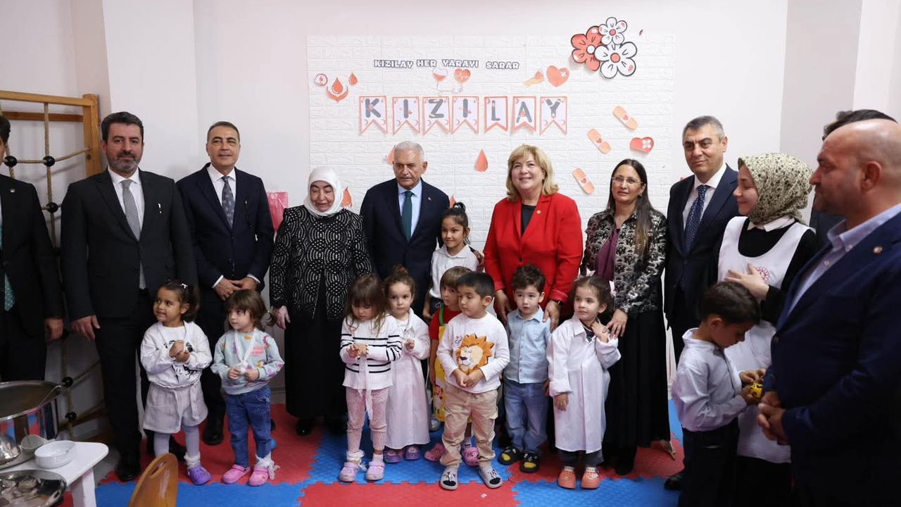 Binali Yıldırım, geleceğe umutla bakan çocukları sevindiriyor!