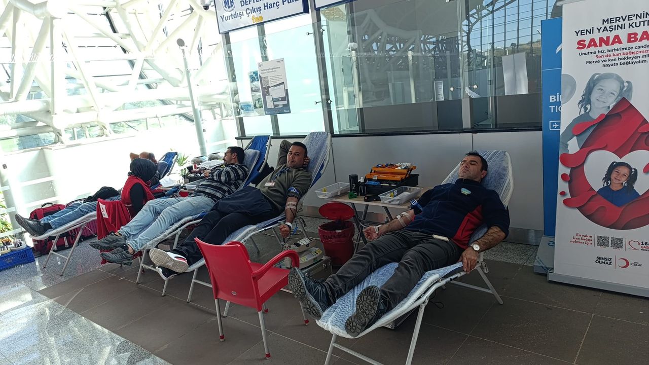 Erzincan havalimanı personelinden Kızılay’a anlamlı destek