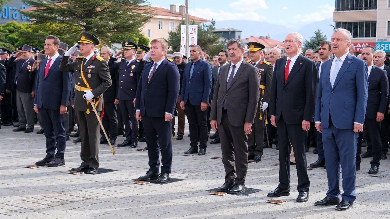 Erzincan'da çelenk sunma programı