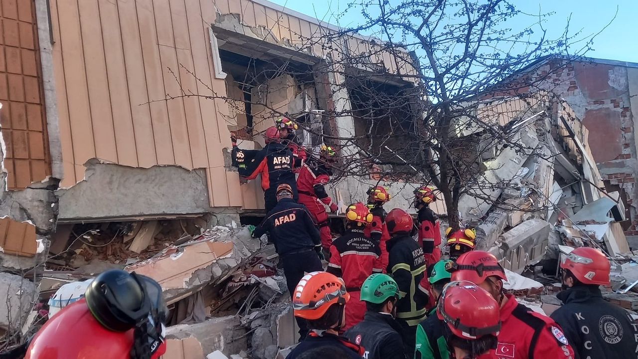 Gebze'de 6 katlı bina çöktü: 5 kişi enkaz altında