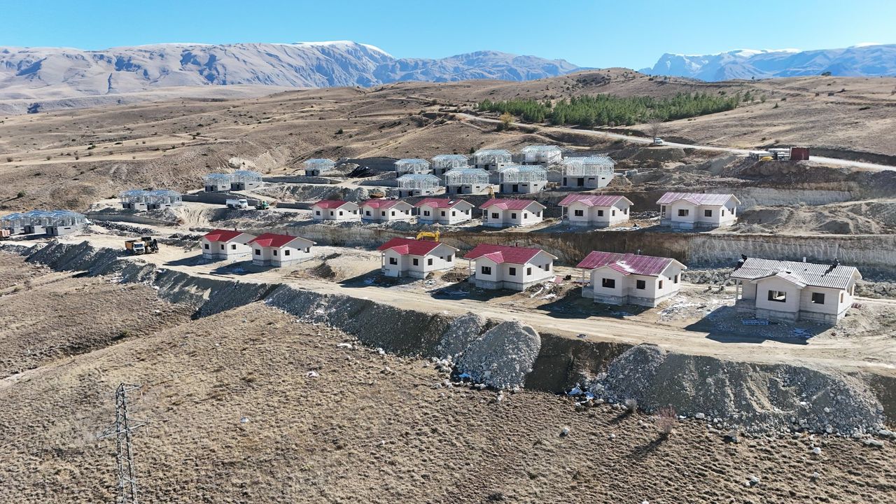 Afet evlerinin yapımı devam ediyor...