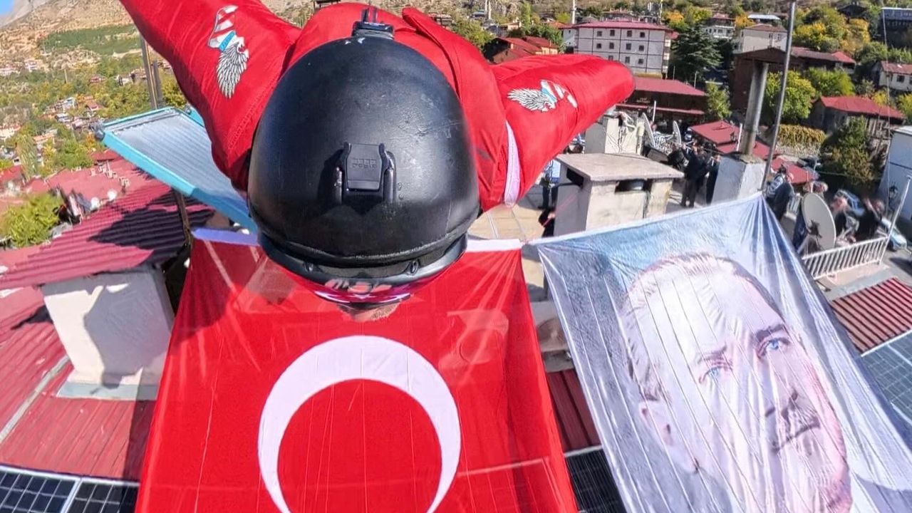 Eğin Kuşu Kemaliye semalarını renklendirdi...