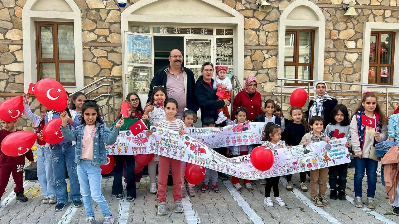 Kemaliye’de Cumhuriyet coşkusu minik kalplerle kutlandı