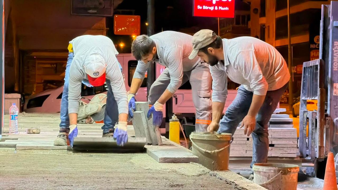 Kentin en hareketli bölgesinde gece çalışması...