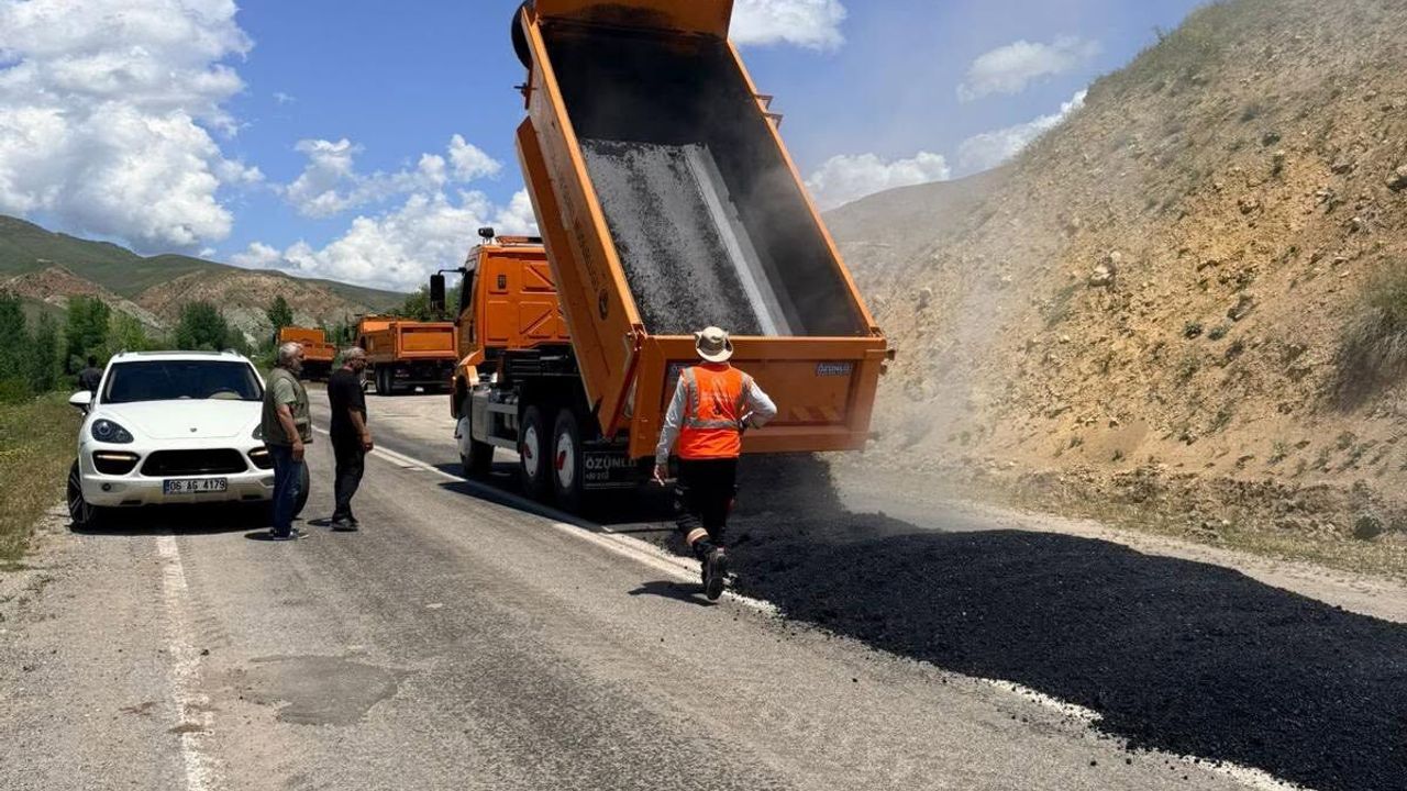 Erzincan'ın ilçe yolu yeniden asfaltlanıyor...