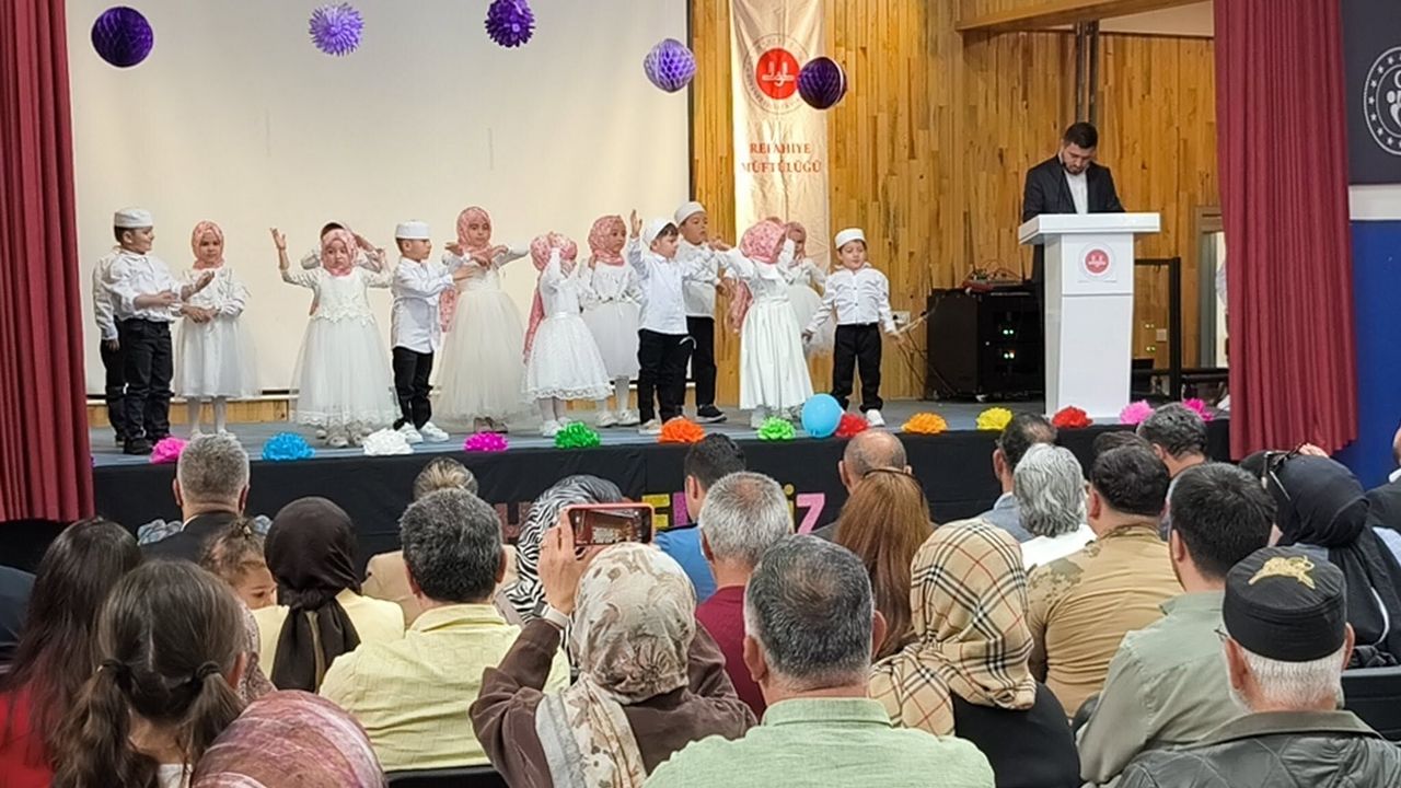 Refahiye'de Minik Öğrencilerün Mezuniyet Sevinçi