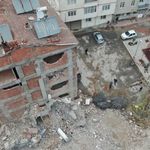 Hasarlı bina yıkımı sırasında sağlam bina hasar aldı: Vatandaşlar tepkili