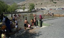  Sıcaktan Bunalan Vatandaşlar Havuzda Serinledi