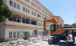 Doğanşehir’de Hasarlı Kamu Binaları Yıkılıyor