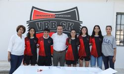    Kadın Futbol Takımında Toplu İmza Töreni  