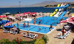 İranlı turistler Türkiye’de köpük partisinde serinliyor