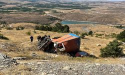 Freni patlayan eşya yüklü kamyon şarampole devrildi: ölü ve yaralılar var  