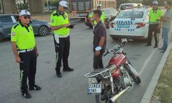 Trafikte yatarak motosiklet süren vatandaşa ceza