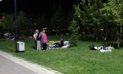 Art arda üç depremle sarsılan Malatyalılar geceyi park ve bahçelerde geçirdi