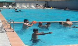 Erzincan'da çocuklar sıcak havalarda havuzda hem serinliyor, hem eğleniyor!