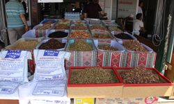 Erzincan yöresel ürünler pazarında dut kurusu 40 liraya düşerken cevizin fiyatı sürekli yükseliyor