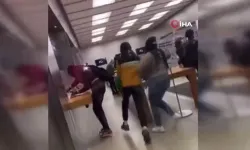 Apple mağazası yağmalandı