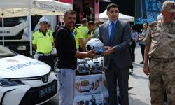 Erzincan’da motosiklet sürücülerine kask hediye edildi