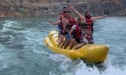 Erzincan'da kavurucu sıcaklarda raftingle serinlediler