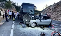 Son dakika... Feci kaza! Otobüsün çarptığı otomobil 95 metre sürüklendi: Ölü ve çok sayıda yaralı var