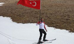 Erzincan'ın zirvesinde Cumhuriyet coşkusu: 3 bin 250 rakımda Türk bayrağı açarak kayak yaptı