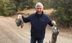 Belediye Başkanının ölü hayvanlarla verdiği poz gündeme oturdu