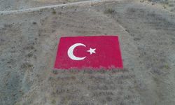 Keşiş Dağı yamacında bulunan Türk Bayrağı yenilendi