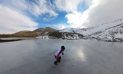 Erzincan’da bulunan Yedi Göller’de buz paten keyfi