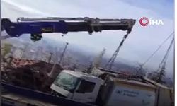 İnanılmaz kaza: Ankara’da çöp kamyonu evin çatısına düştü!