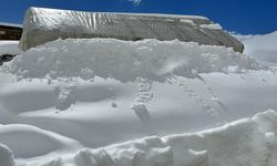 Yüksekova'da Kar Fırtınası: Vatandaşlar Tüneller Açarak Evlerine Ulaştılar