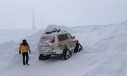 Erzincan’ın karlı dağlarında paletli ambulanslarla hizmet