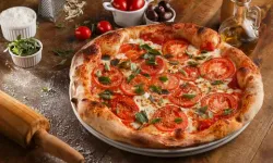 Domatesli Pizza: Domatesli Pizza Nasıl Yapılır? Domatesli Pizza Tarifi!