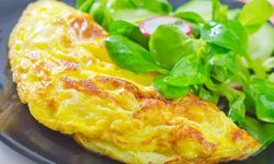 Kahvaltılarınızı süsleyecek! Peynirli omlet tarifi…